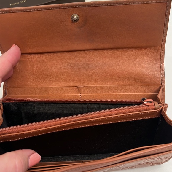 GUCCI Leather Long wallet 7.5”x4”comes with. Dust bag and a box with gold charms - Picture 6 of 7